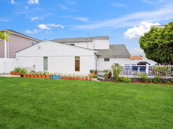 11 Sunrise Street, Plainview NY 11803