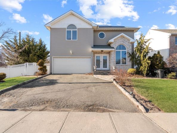19 Howard Court, Plainview NY 11803