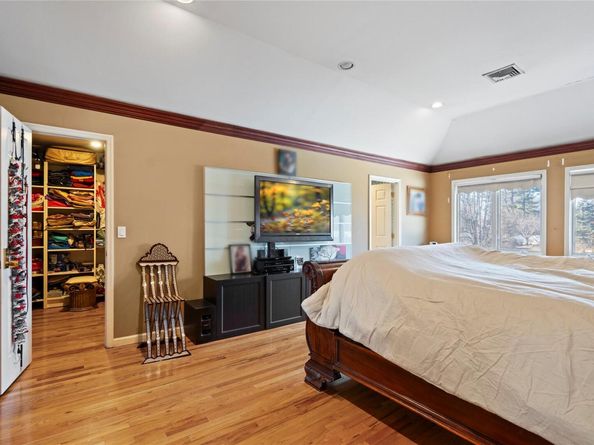 19 Howard Court, Plainview NY 11803