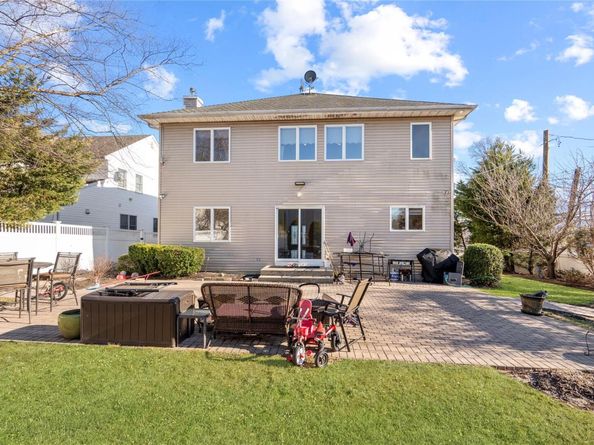 19 Howard Court, Plainview NY 11803