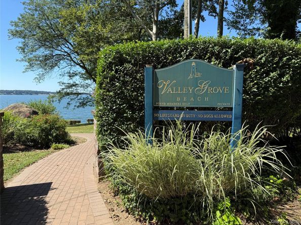 21 Drake Place, Northport NY 11768
