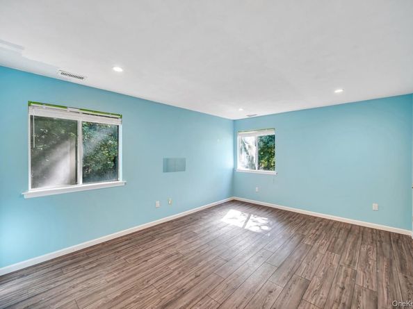 28 Niewood, Ridge NY 11961