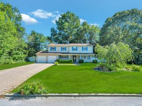 28 Niewood, Ridge NY 11961