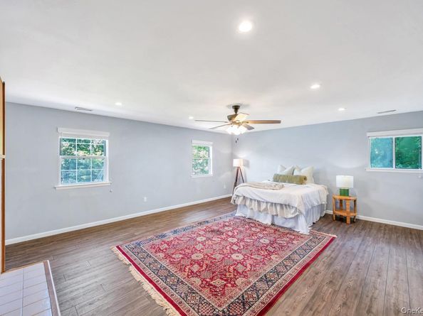 28 Niewood, Ridge NY 11961