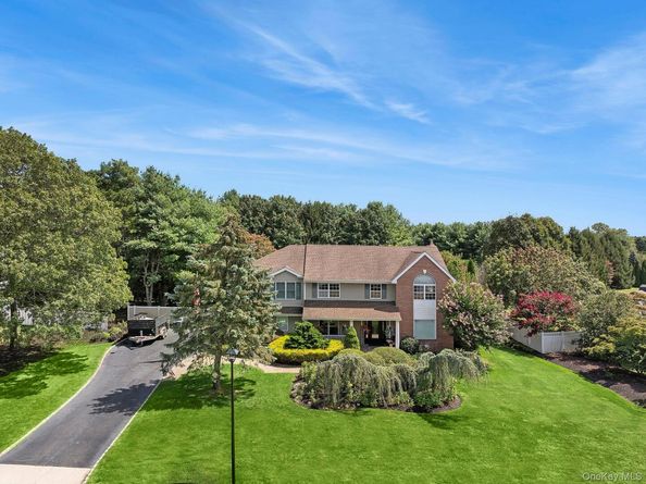 5 Windcrest Drive, Manorville NY 11949
