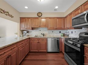 41 Cambridge Drive W, Copiague NY 11726