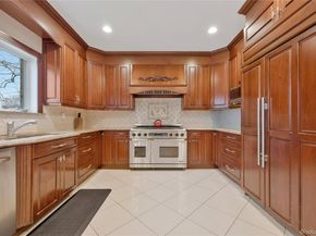 8 Percheron Lane, Roslyn Heights NY 11577