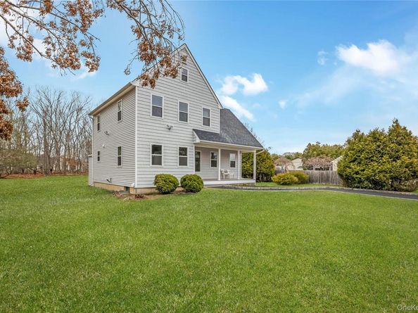 24 Buckskin Lane, Riverhead NY 11901