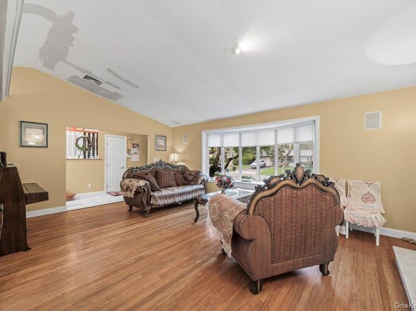 35 Hilldale Road, Albertson NY 11507