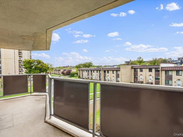 17-85 215th Street 3E, Bayside NY 11360