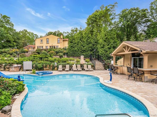 41 Hearthstone Drive, Dix Hills NY 11746