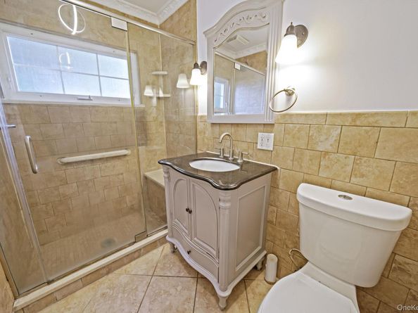 95 Lantern Road, Hicksville NY 11801