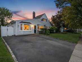 95 Lantern Road, Hicksville NY 11801
