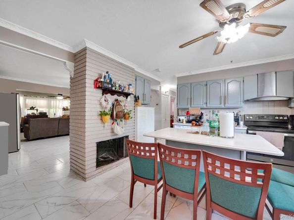 95 Lantern Road, Hicksville NY 11801