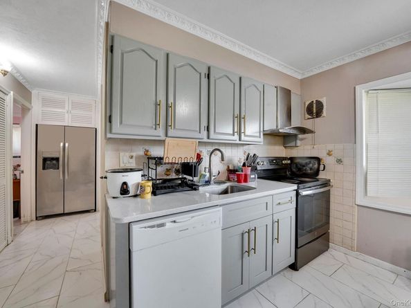 95 Lantern Road, Hicksville NY 11801