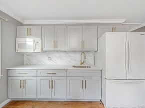 95 Lantern Road, Hicksville NY 11801