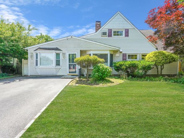 95 Lantern Road, Hicksville NY 11801