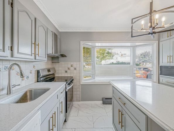 95 Lantern Road, Hicksville NY 11801