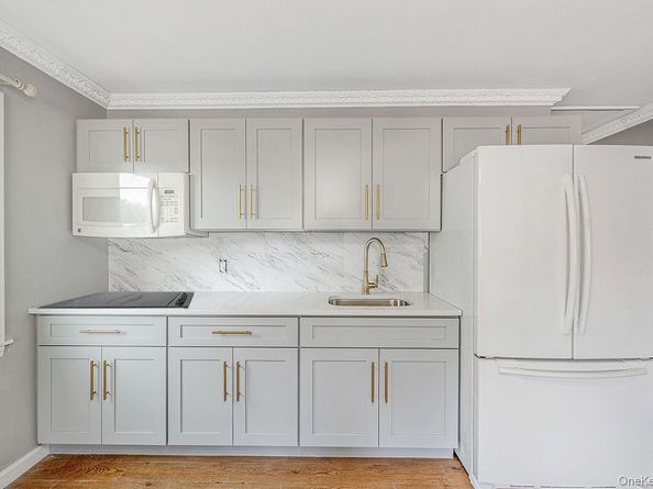 95 Lantern Road, Hicksville NY 11801