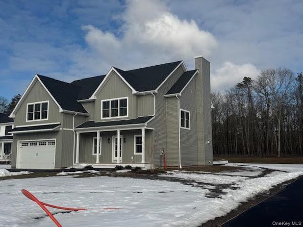 11 Colonels Path, Manorville NY 11949