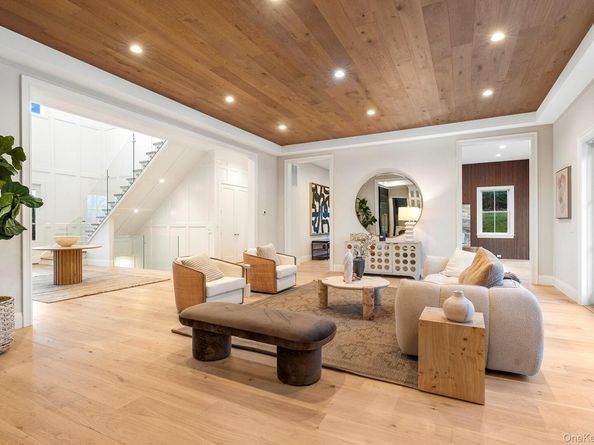 2524 Noyack Rd, Sag Harbor NY 11963