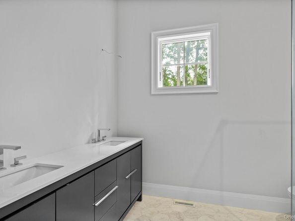 2524 Noyack Rd, Sag Harbor NY 11963