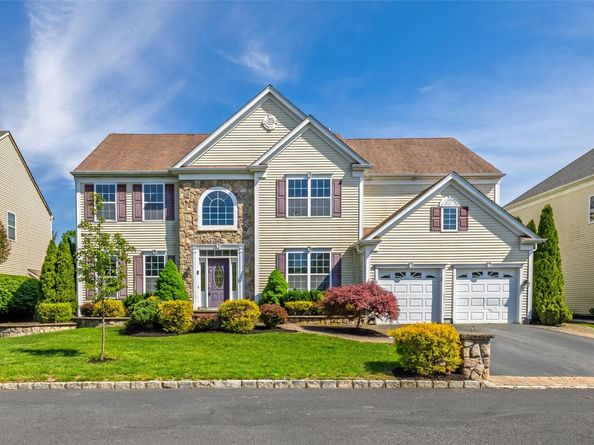 33 Avolet Court, Mount Sinai NY 11766