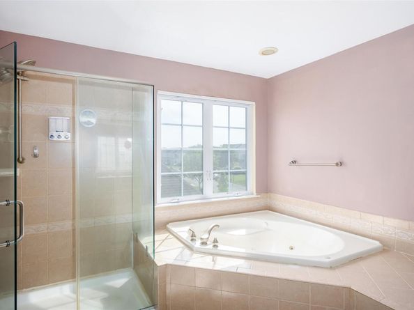 33 Avolet Court, Mount Sinai NY 11766