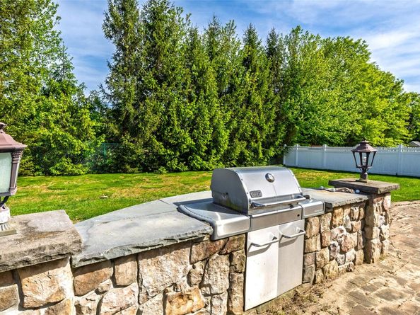 33 Avolet Court, Mount Sinai NY 11766