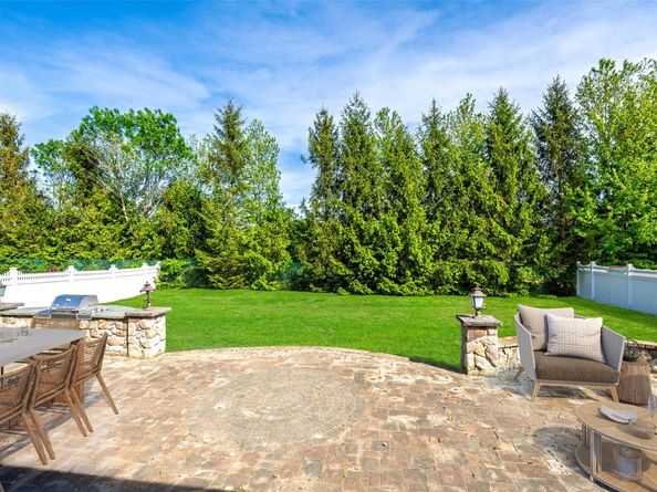 33 Avolet Court, Mount Sinai NY 11766
