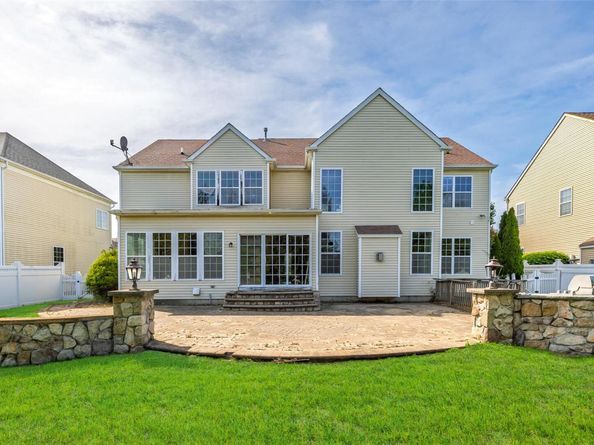 33 Avolet Court, Mount Sinai NY 11766