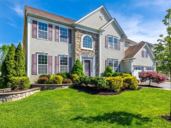 33 Avolet Court, Mount Sinai NY 11766