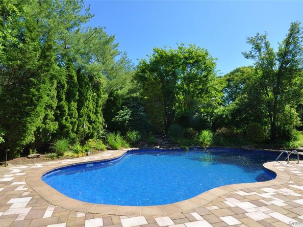 16 Dupont Court, Dix Hills NY 11746