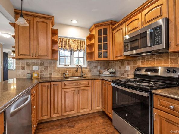 22 Fairview Road W, Massapequa NY 11758