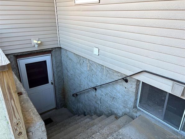 40 Canoe Place Road 4, Hampton Bays NY 11946