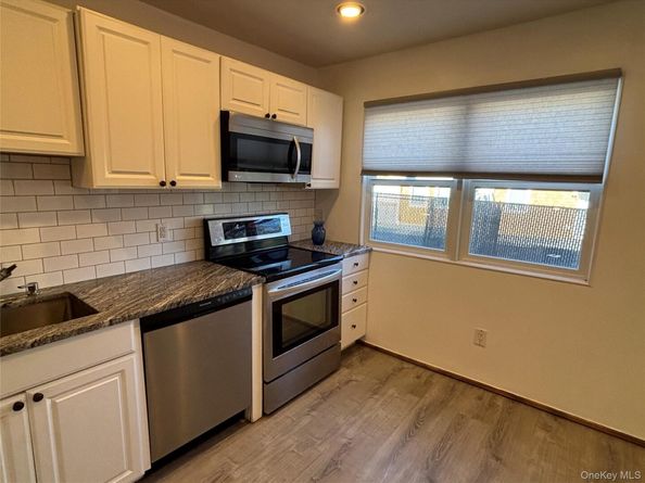 40 Canoe Place Road 4, Hampton Bays NY 11946