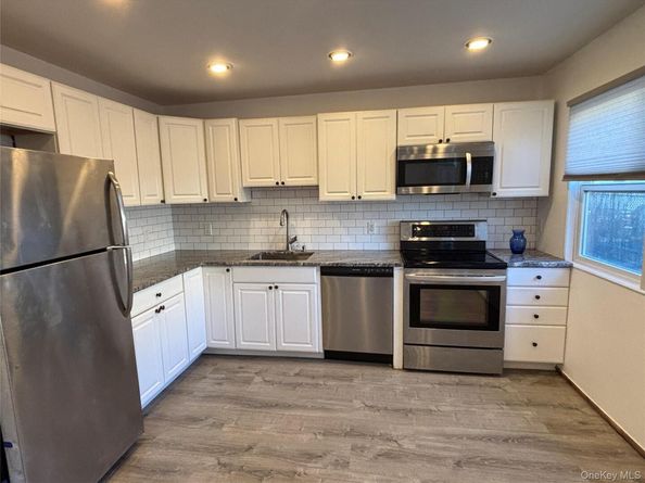 40 Canoe Place Road 4, Hampton Bays NY 11946