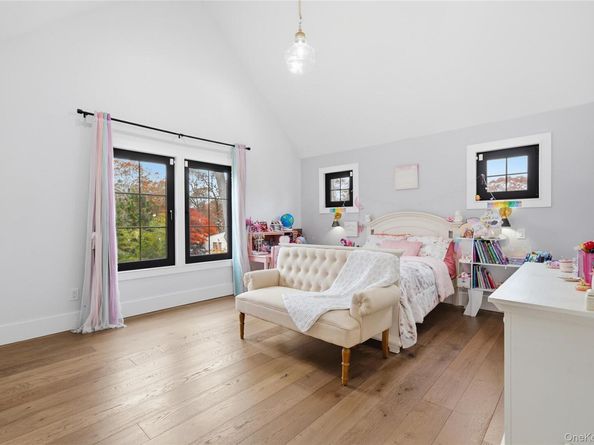 18 Timberpoint Road, East Islip NY 11730