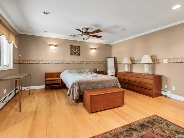 94 Pequot Lane, East Islip NY 11730