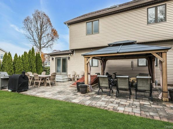 94 Pequot Lane, East Islip NY 11730