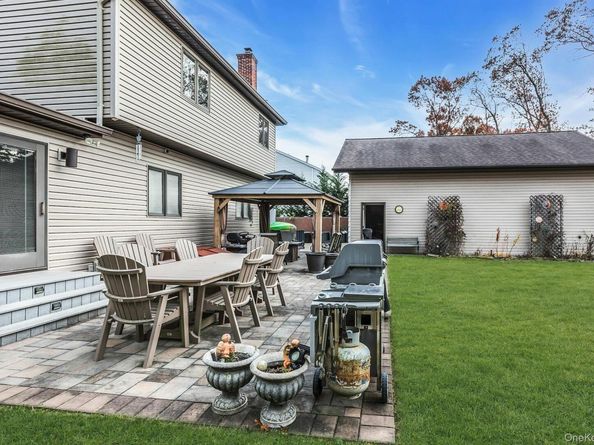 94 Pequot Lane, East Islip NY 11730