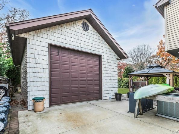 94 Pequot Lane, East Islip NY 11730