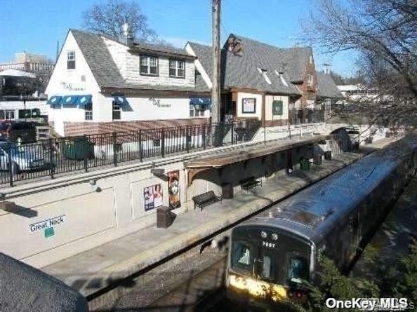 15 Canterbury Road D6, Great Neck NY 11021