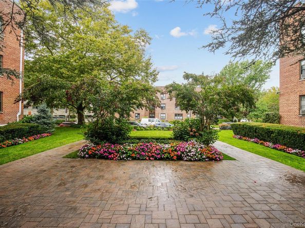 15 Canterbury Road D6, Great Neck NY 11021