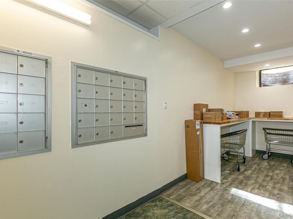 15 Canterbury Road D6, Great Neck NY 11021