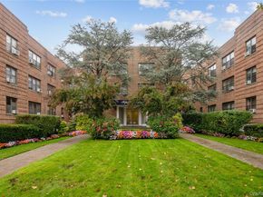 15 Canterbury Road D6, Great Neck NY 11021