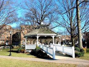 15 Canterbury Road D6, Great Neck NY 11021