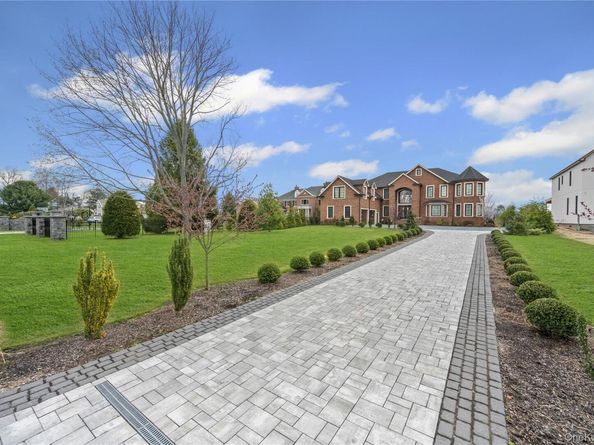 185 Willetts Lane, West Islip NY 11795