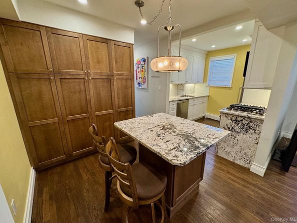124 Park Avenue S 3R, Rockville Centre NY 11570