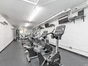 124 Park Avenue S 3R, Rockville Centre NY 11570